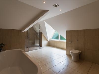 Master En-Suite Bathroom